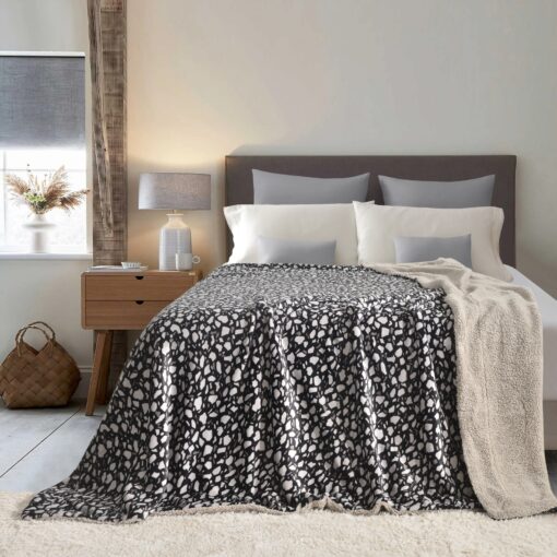 Throw Blanket Apollo Jomana King 200*230CM, queen, single sizes, black and beige colors, beautiful design pattern, made from rich velvet fabric, spreads on a queen bed with two cushions and four pillows in a nice decorated room